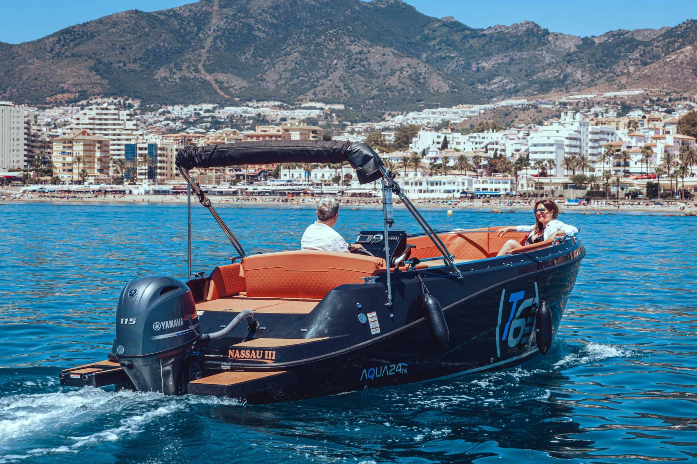 El Nassau III navegando frente a Benalmádena, con la sierra al fondo