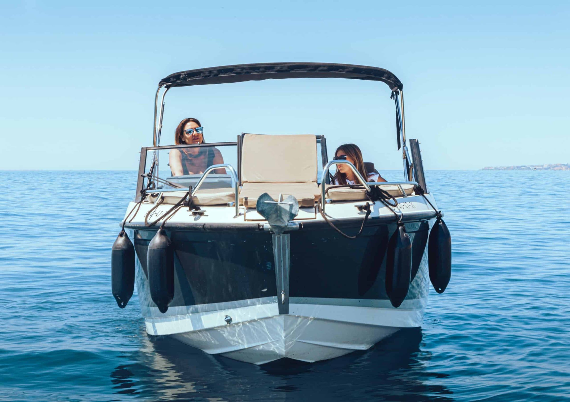 El Nassau II navegando en mar abierto con dos personas a bordo